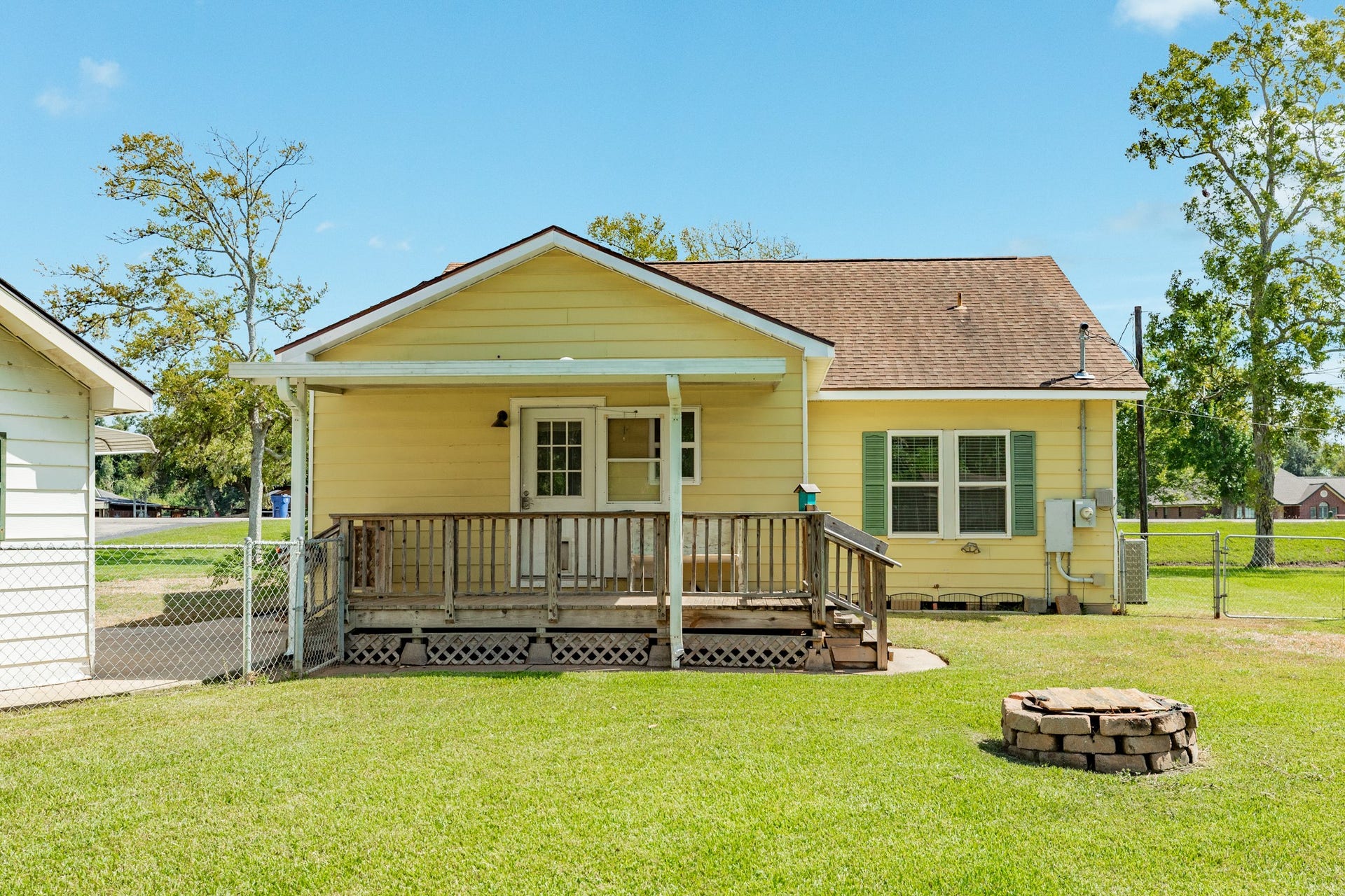 402 Goliad St CR 821, Clute, TX 77531