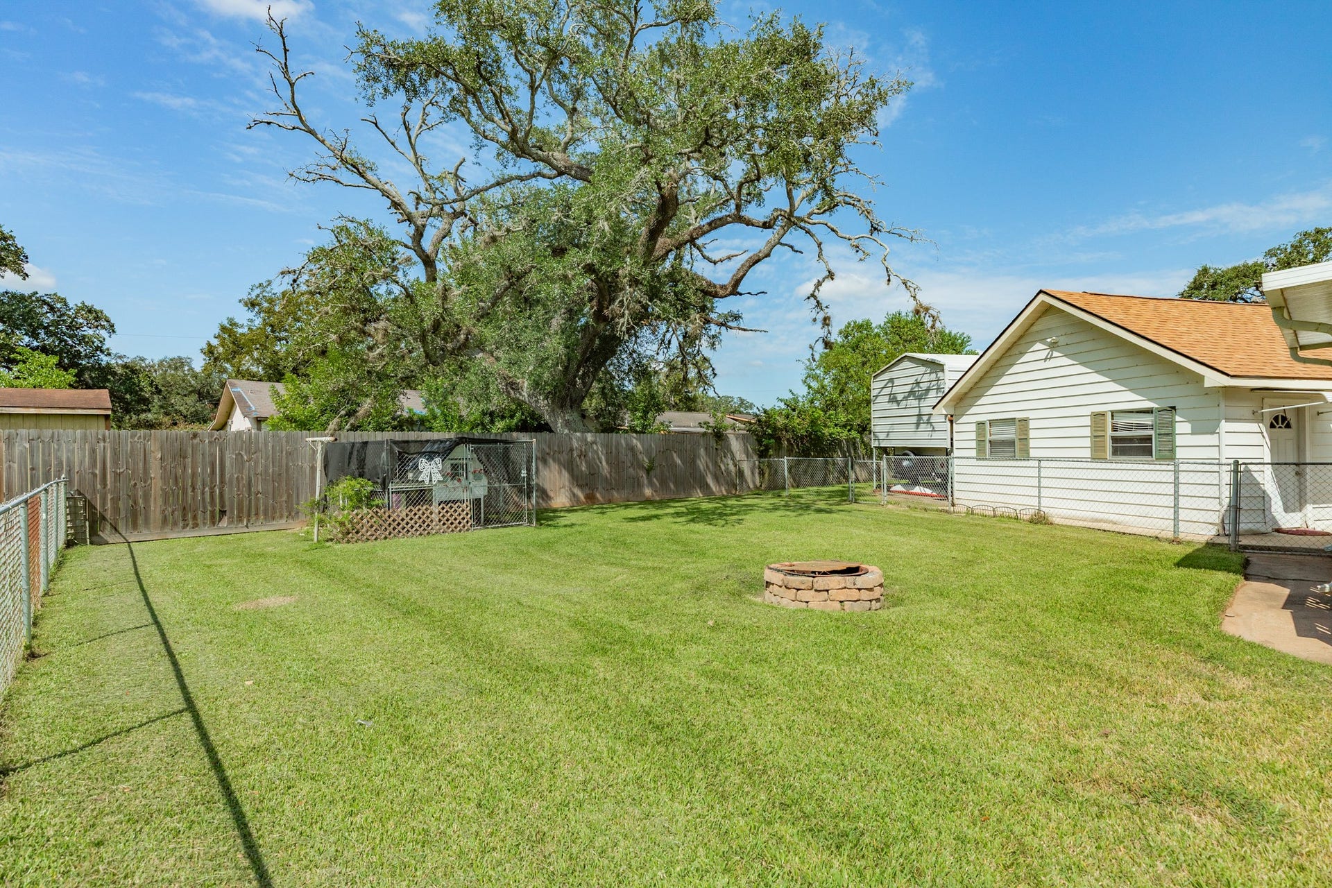 402 Goliad St CR 821, Clute, TX 77531