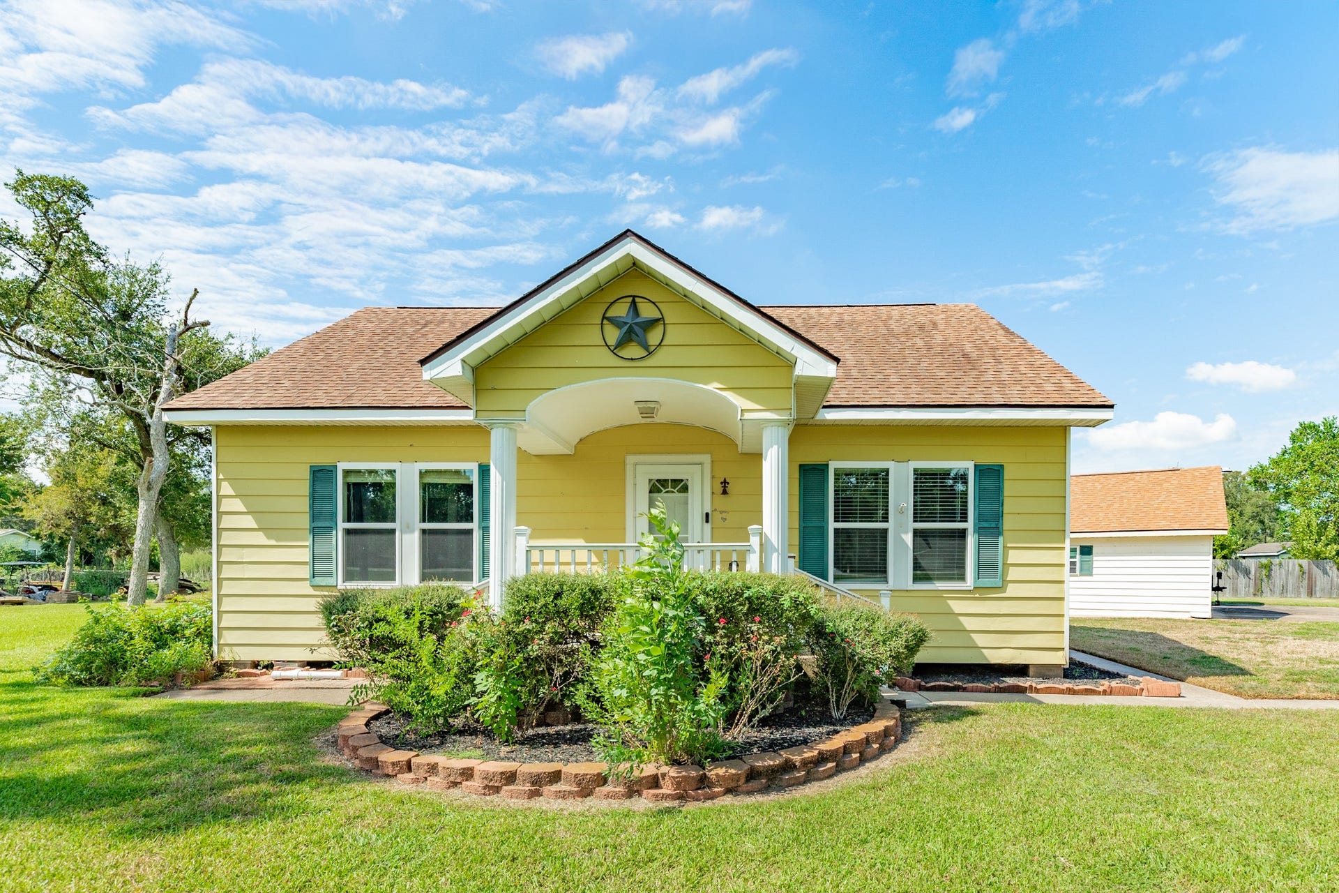 402 Goliad St CR 821, Clute, TX 77531