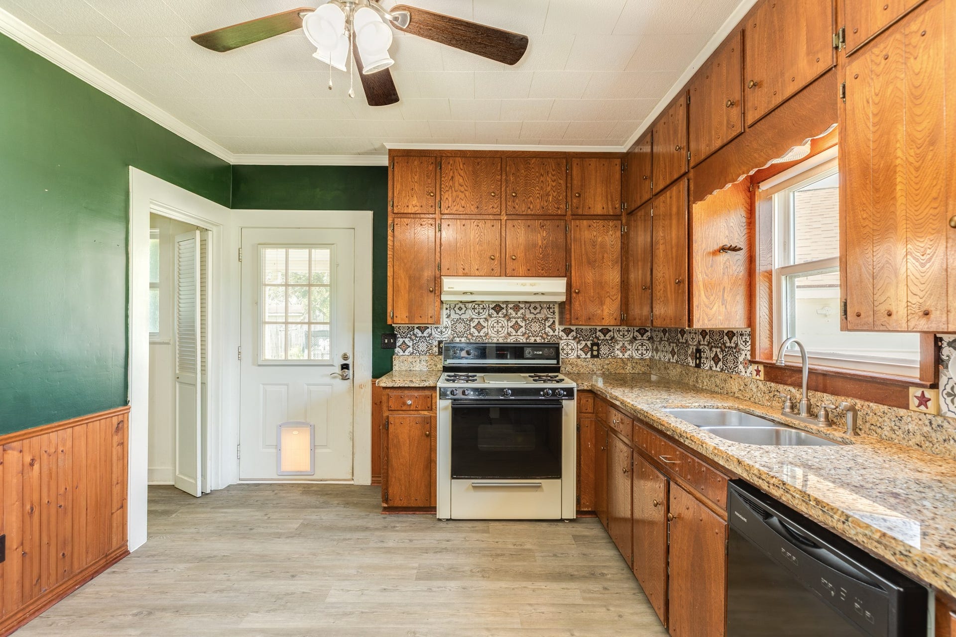 402 Goliad St CR 821, Clute, TX 77531