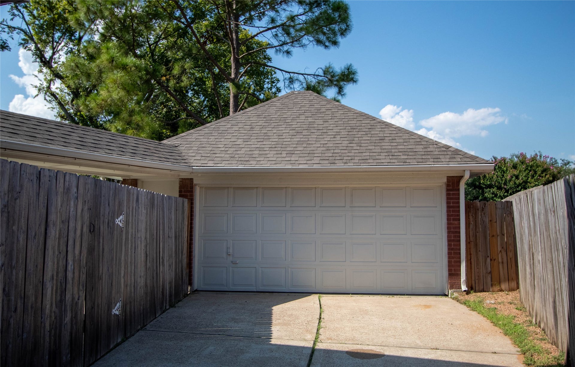 4700 Broadmoor Drive, League City, TX 77573 Detached 2-car garage.