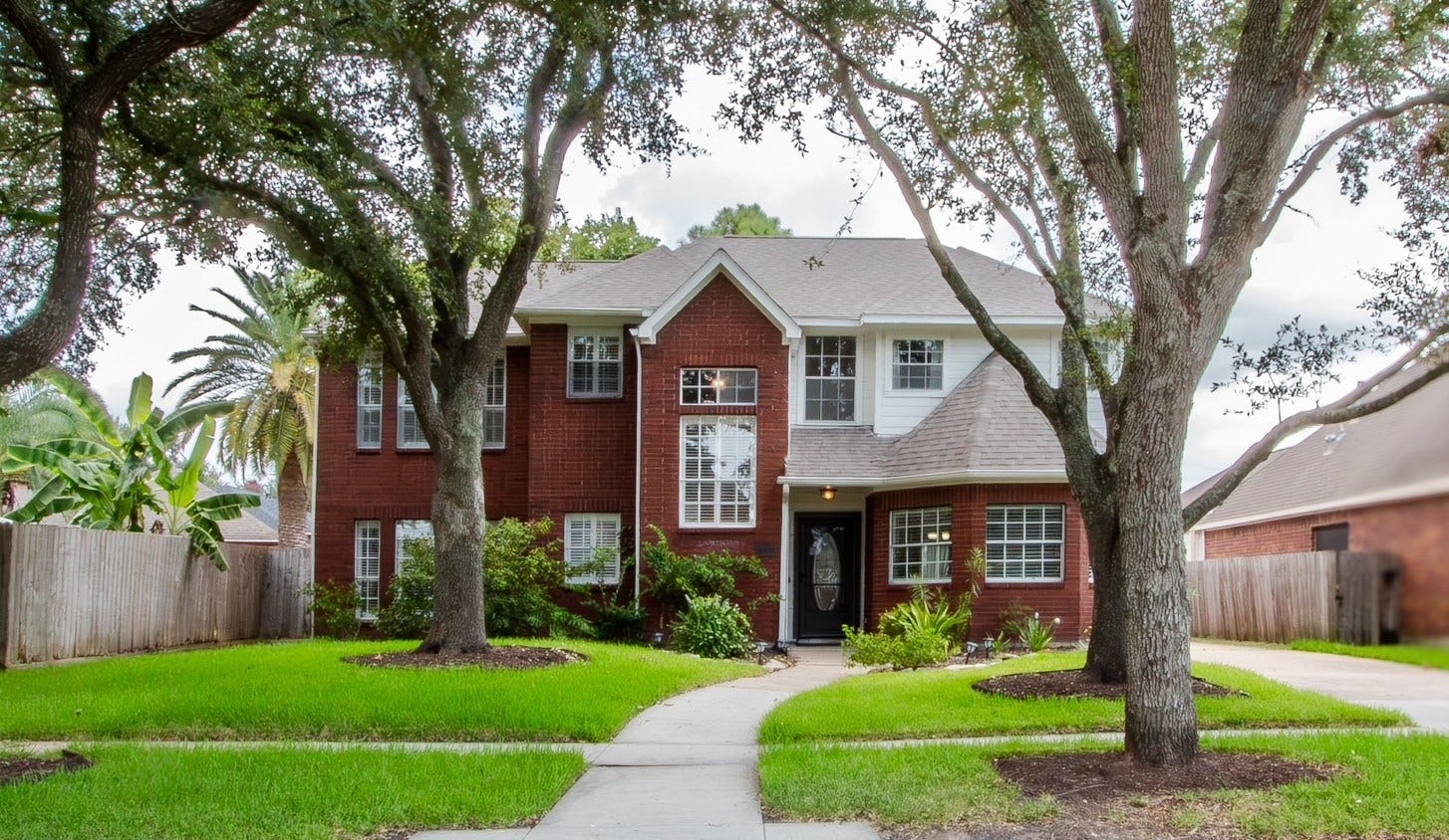 4700 Broadmoor Drive, League City, TX 77573 Welcome home to a beautiful, low-maintenance landscape with a front yard sprinkler system.