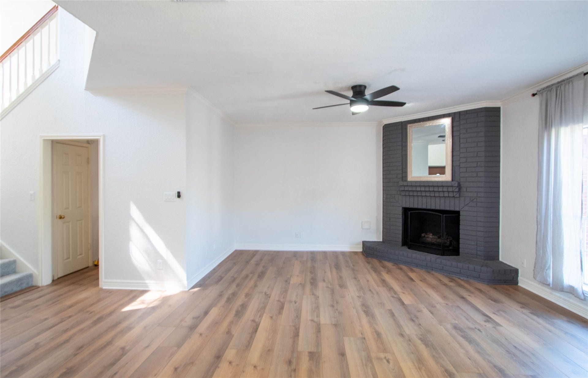 4700 Broadmoor Drive, League City, TX 77573 Actual picture of family room