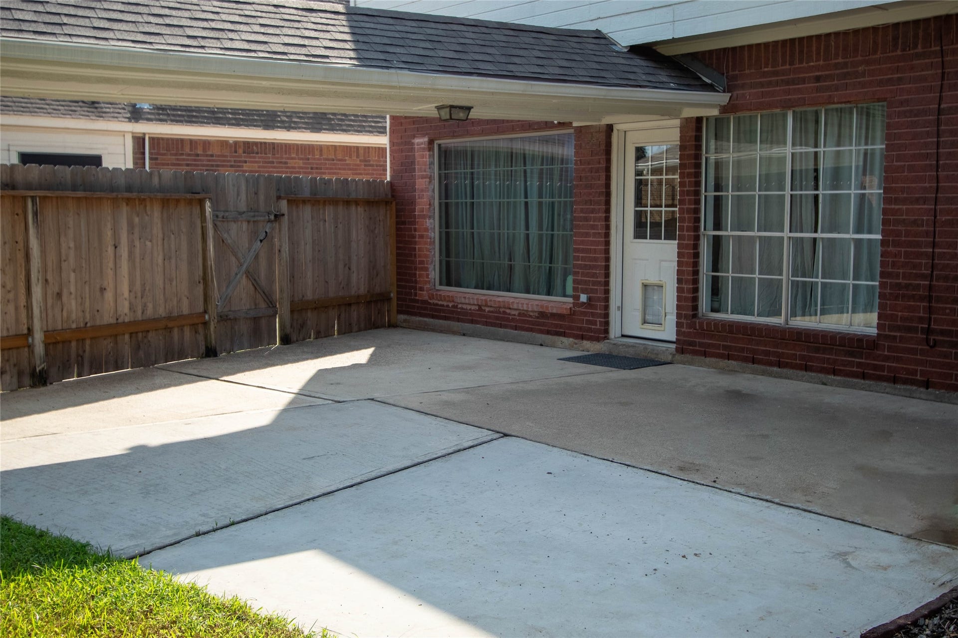 4700 Broadmoor Drive, League City, TX 77573 Concrete patio ready for your lovely patio furniture!