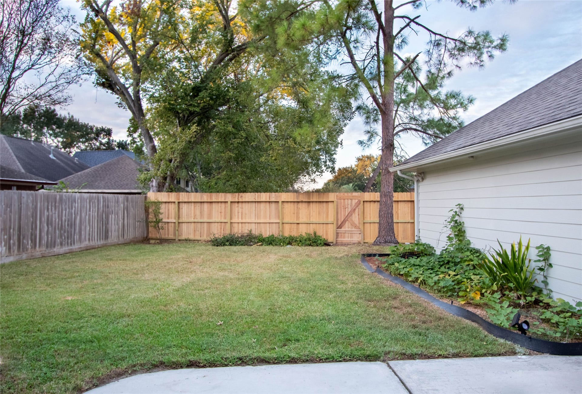 4700 Broadmoor Drive, League City, TX 77573 Another view of the back yard. Garage is on the left side.