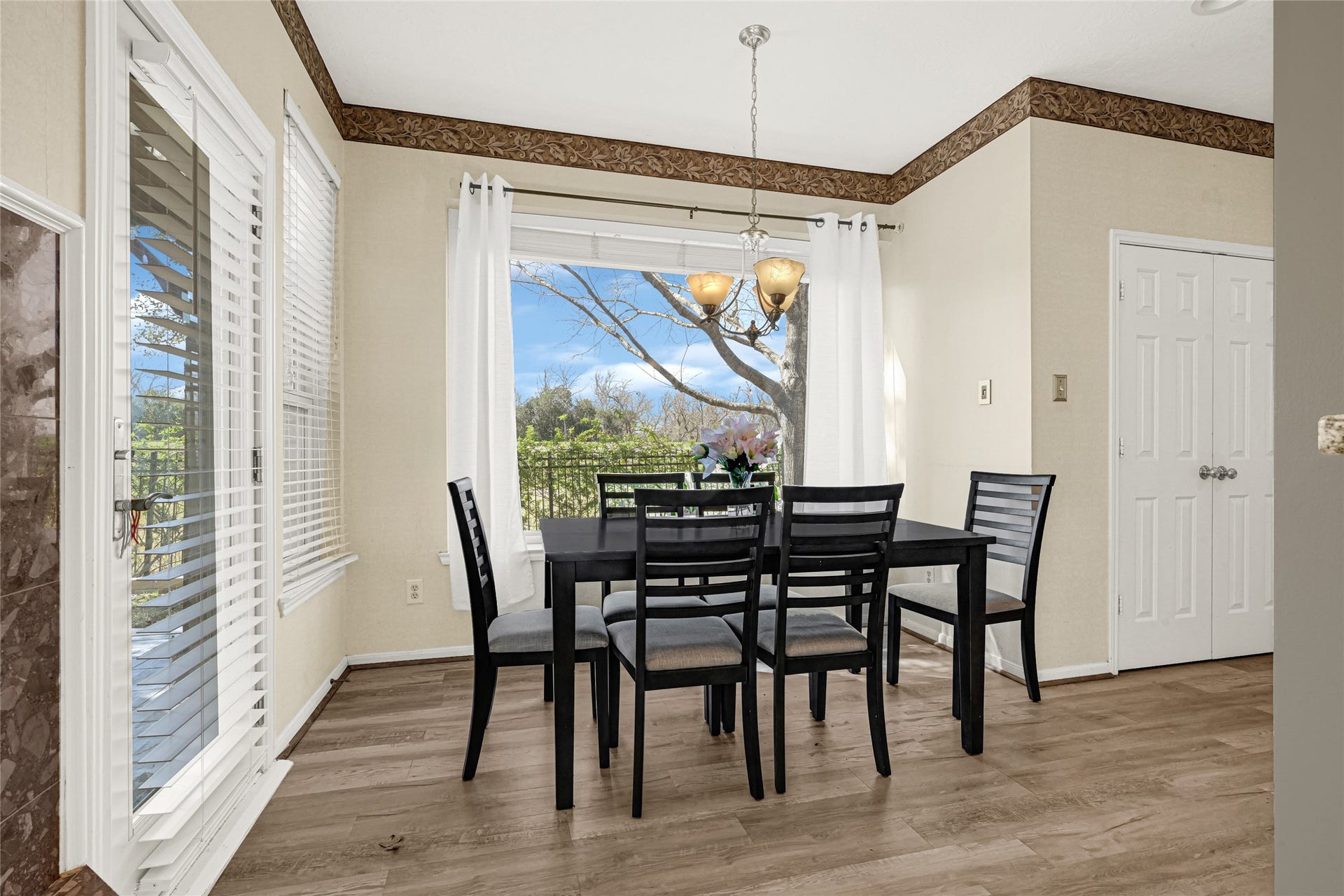 4902 Bellmead Drive, Missouri City, TX 77459 Breakfast area