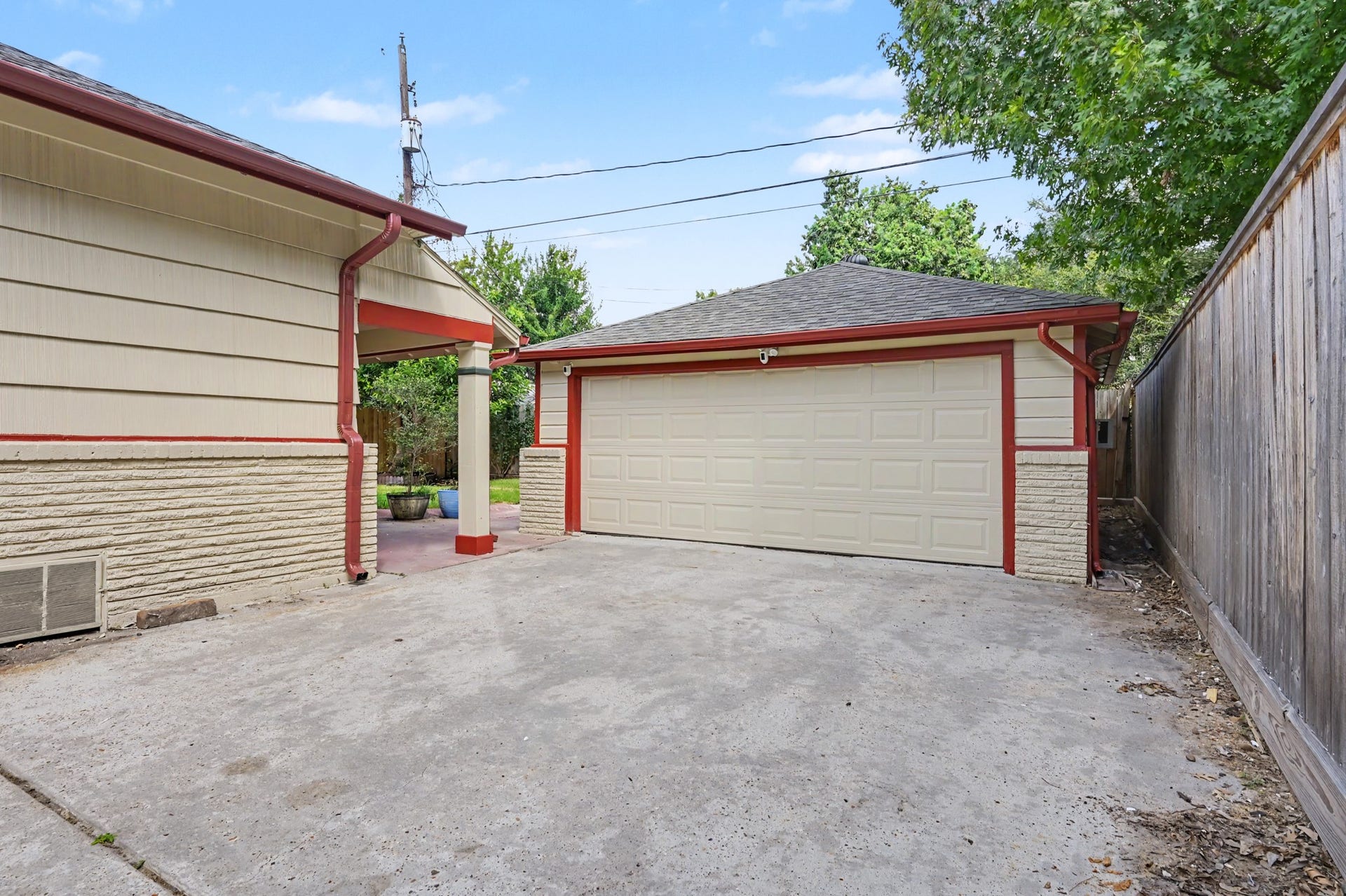 807 Key Street, Houston, TX 77009 Detached two-car garage with a wide driveway and convenient access to the home and backyard.