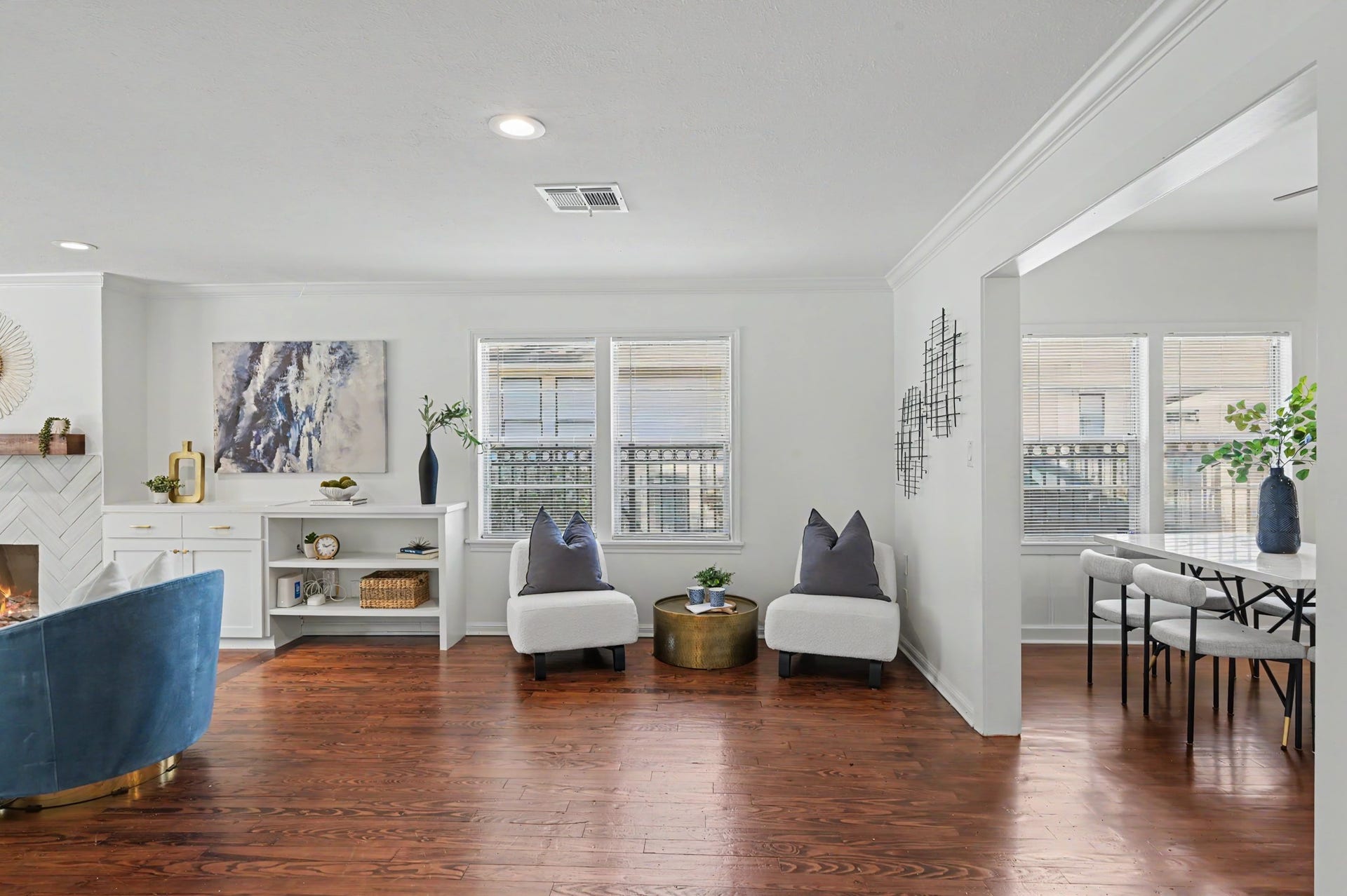 807 Key Street, Houston, TX 77009 Additional open space off the main seating area provides flexibility for a reading area, conversation space, or additional entertaining.