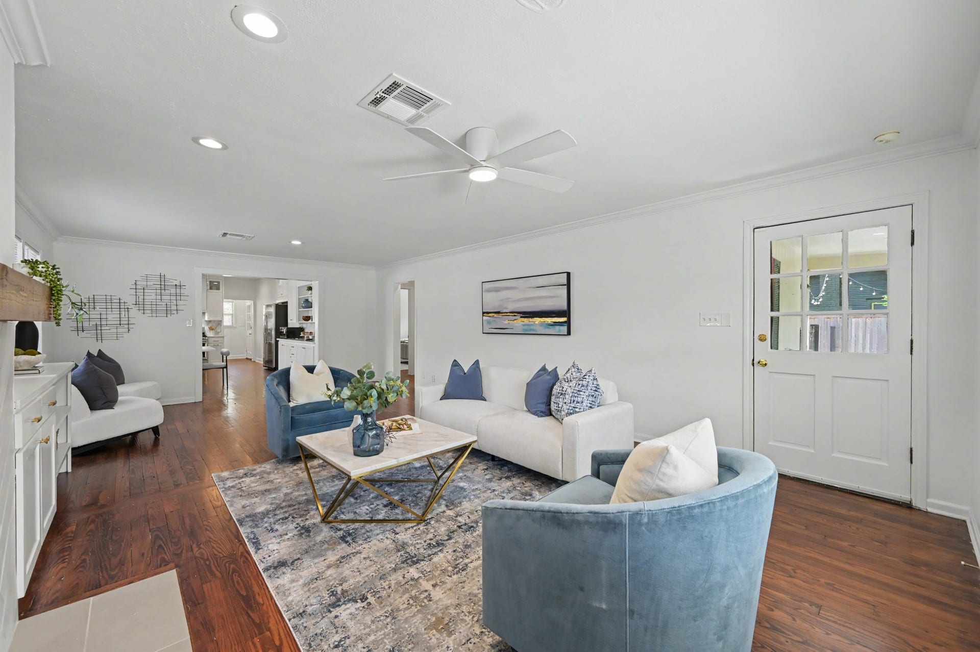 807 Key Street, Houston, TX 77009 Another view of the expansive living room, offering ample space for multiple seating arrangements and easy access to the kitchen and dining areas.