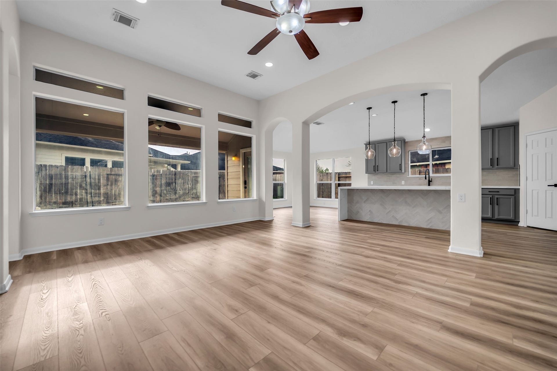 3906 Inglewood Circle, Missouri City, TX 77459 The kitchen flows easily into the family room; such a great layout.