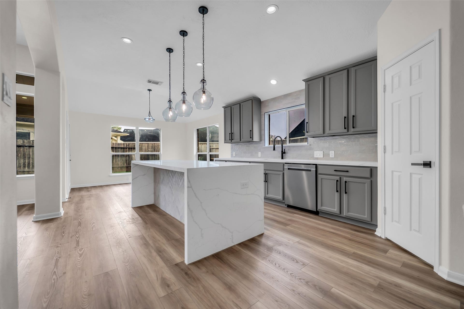 3906 Inglewood Circle, Missouri City, TX 77459 You'll love this amazing kitchen with spacious island and tons of storage