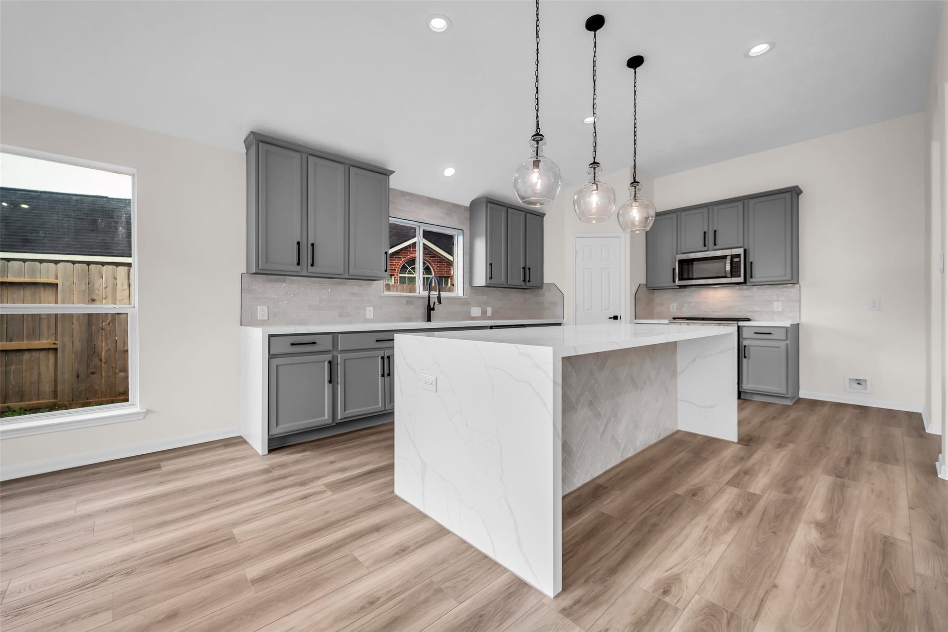 3906 Inglewood Circle, Missouri City, TX 77459 The kitchen Island provides a lovely additonal seating area for busy mornings.