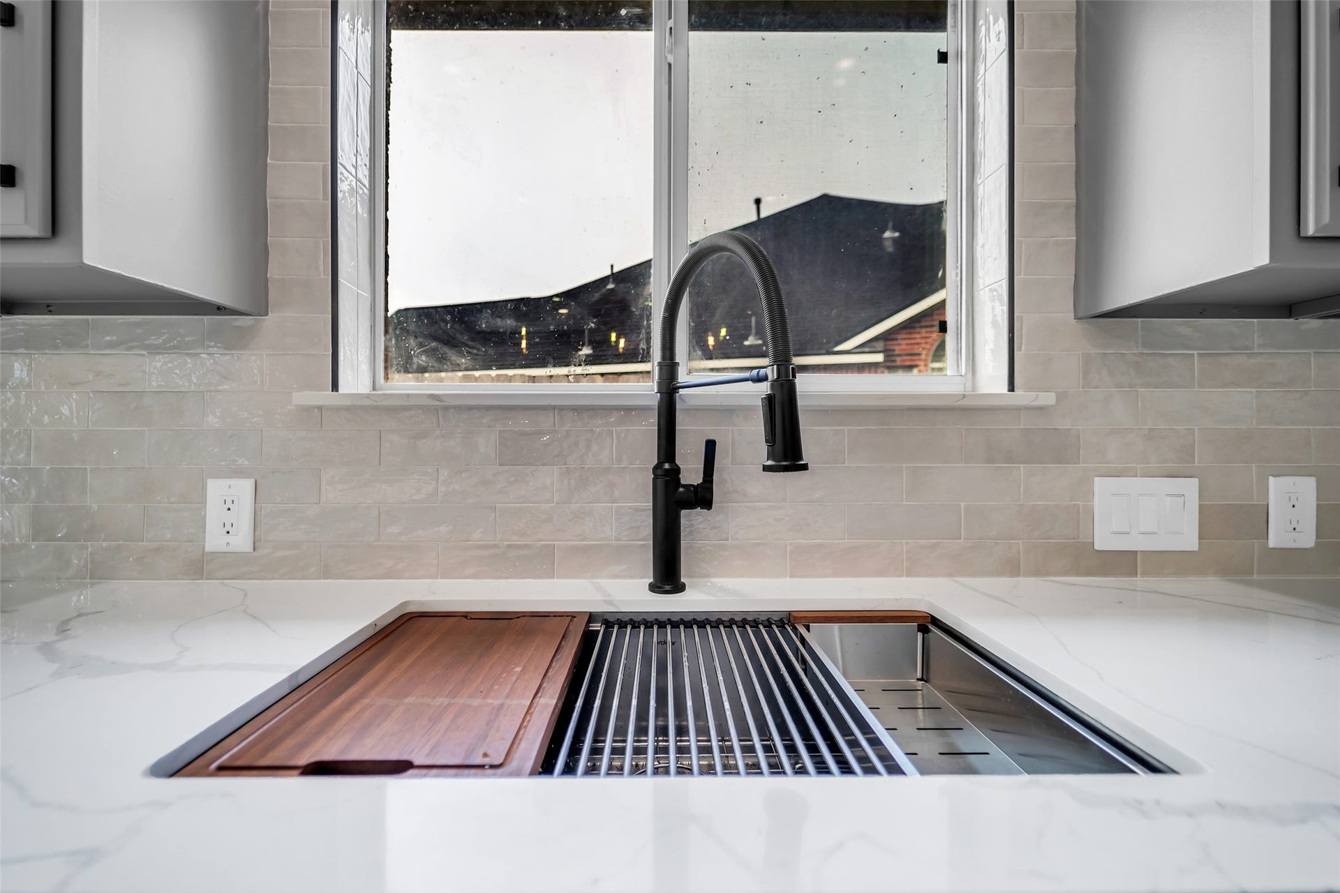3906 Inglewood Circle, Missouri City, TX 77459 High end sink with amazing accessories makes prep and clean up a breeze.