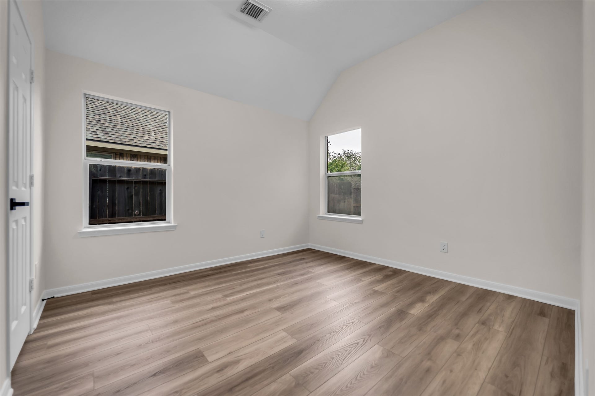3906 Inglewood Circle, Missouri City, TX 77459 Secondary bedrooms are nice size, and share the hall bathroom.
