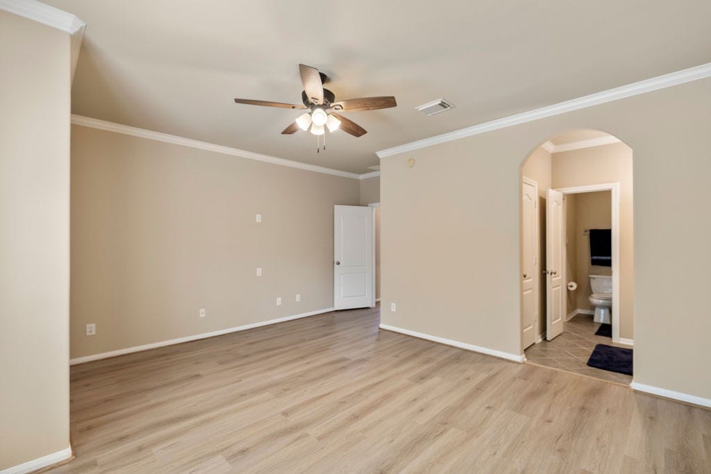 82 Mill Point Place, The Woodlands, TX 77380 The spacious third bedroom. Here you can see the flow towards the bathroom.