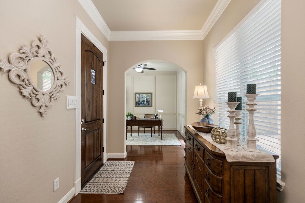 82 Mill Point Place, The Woodlands, TX 77380 On the left you see the front door.