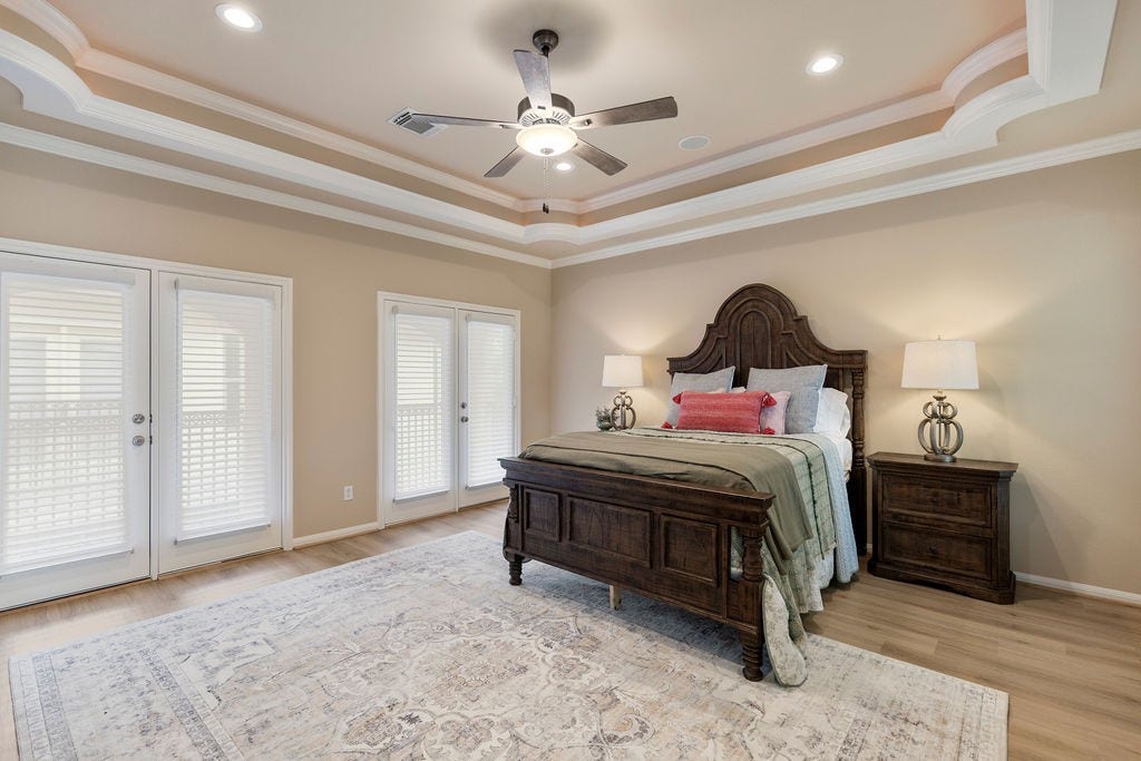 82 Mill Point Place, The Woodlands, TX 77380 An oversized primary bedroom with tons of natural light.