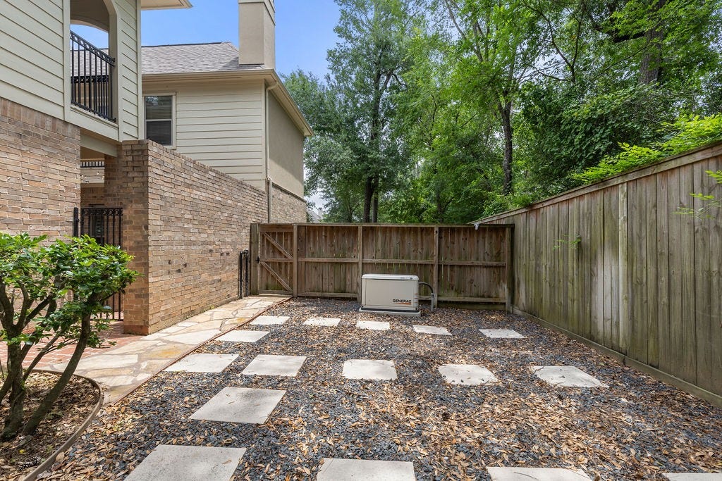 82 Mill Point Place, The Woodlands, TX 77380 Around the corner, here you can see the courtyard access to the back yard.
