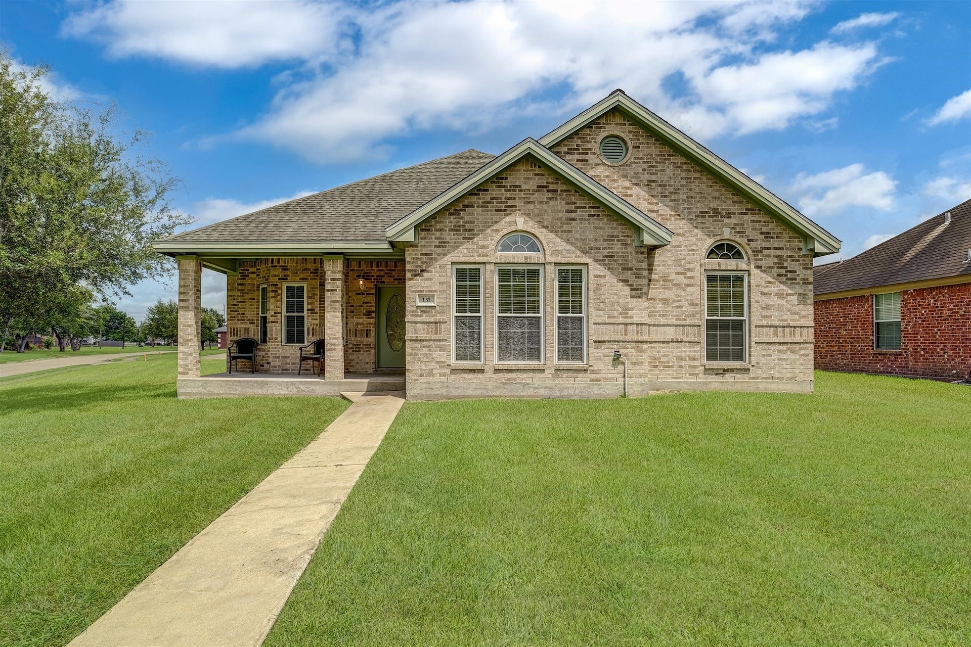131 Silverbell Circle, Lake Jackson, TX 77566 Welcome to 131 Silverbell Cir