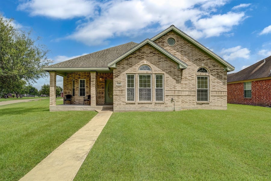 Property photo for 131 Silverbell Circle, Lake Jackson, TX