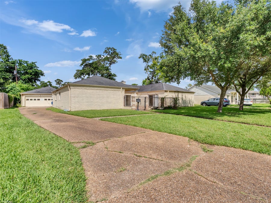 Property photo for 3015 Inwood Drive, Dickinson, TX