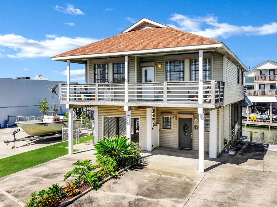 Property photo for 40 Harbor Circle, Tiki Island, TX