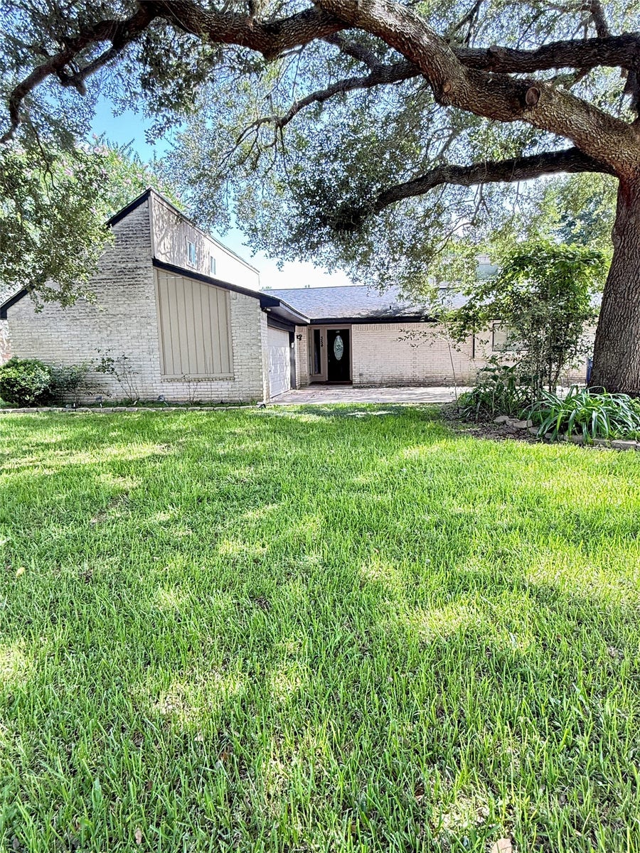 Property photo for 354 S Amherst Drive, West Columbia, TX