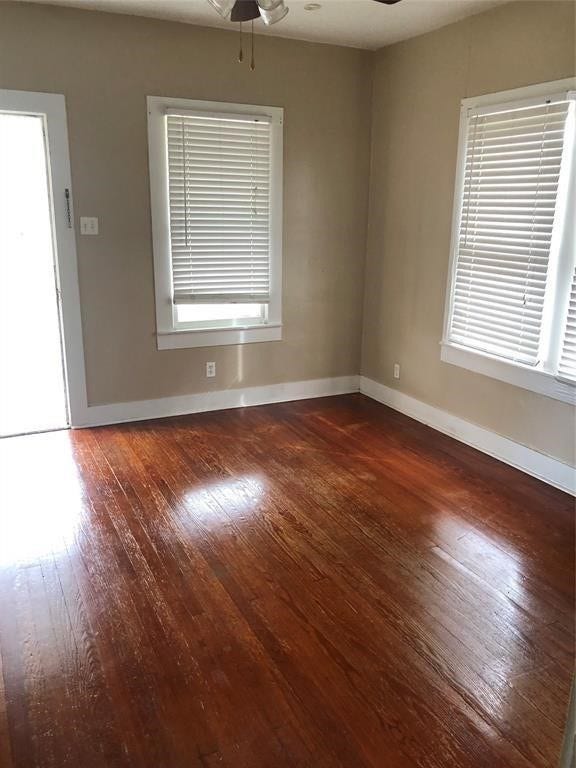 316 S Nugent Street, La Porte, TX 77571 Original hardwood flooring, tall celings and multiple windows.