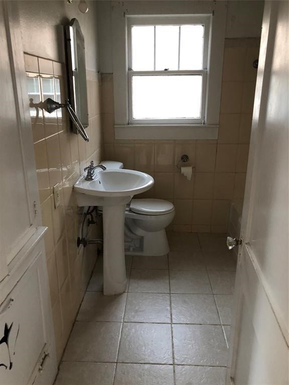 316 S Nugent Street, La Porte, TX 77571 Bathroom situated between bedrooms