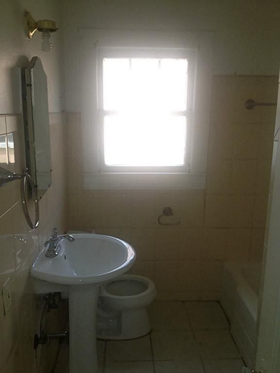 316 S Nugent Street, La Porte, TX 77571 Bathroom features pedastal sink, tub/shower combo and storage closet