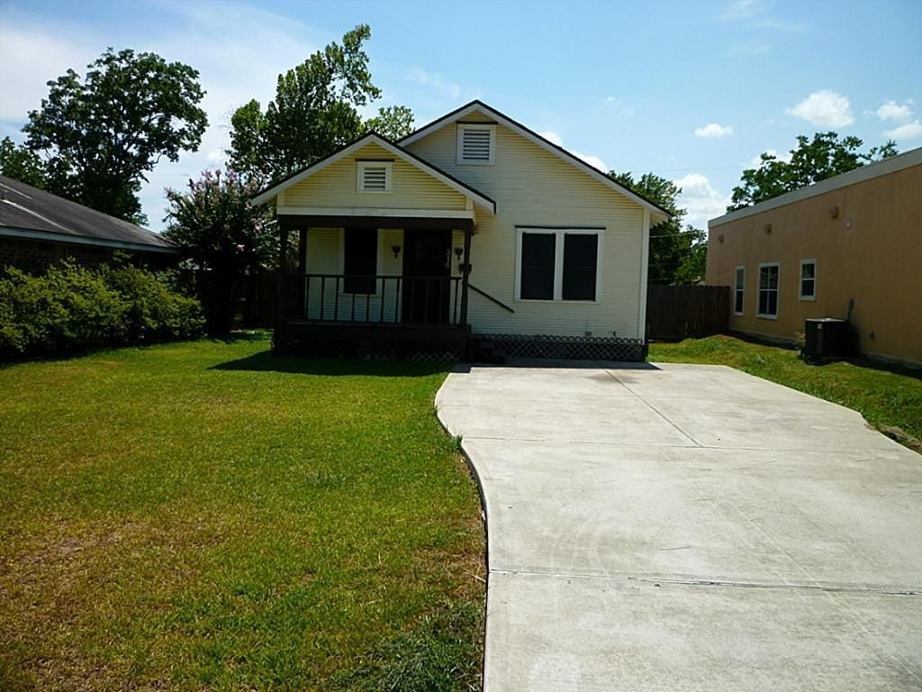 316 S Nugent Street, La Porte, TX 77571 Welcome to 316 S Nugent. Single driveway with additional parking and a huge front yard.