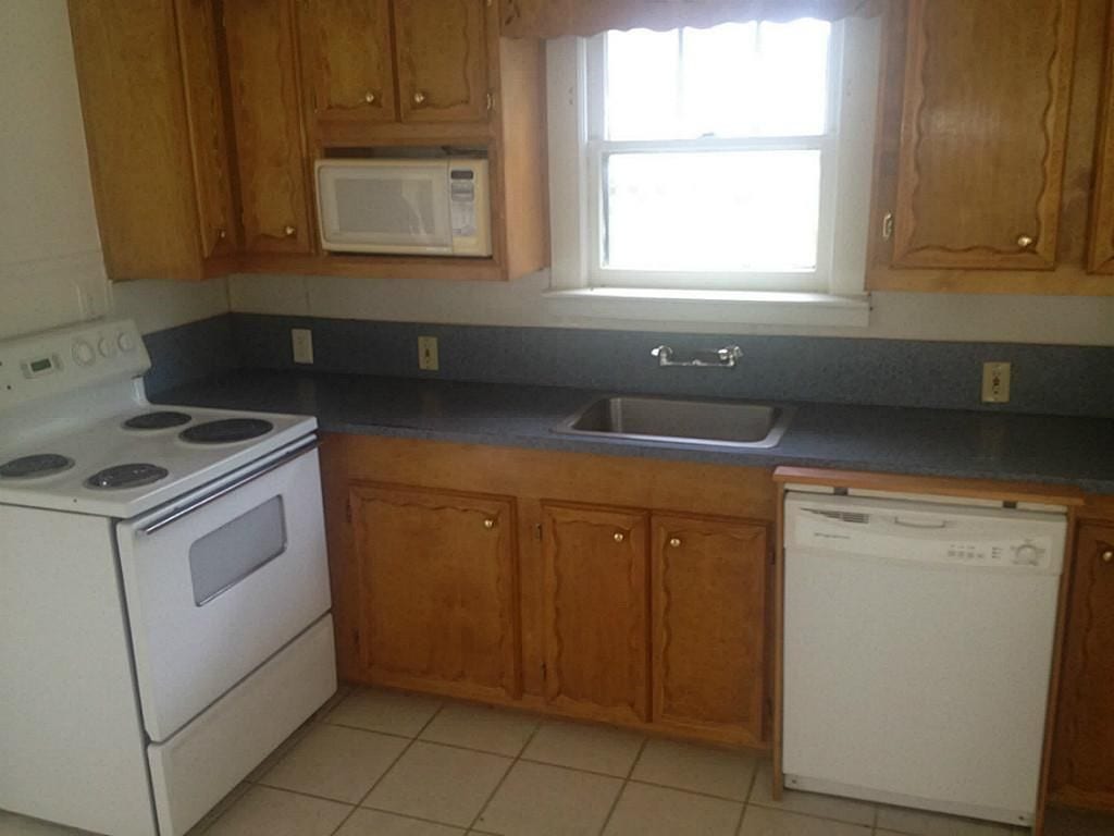 316 S Nugent Street, La Porte, TX 77571 Original hardwood flooring, tall celings and multiple windows.