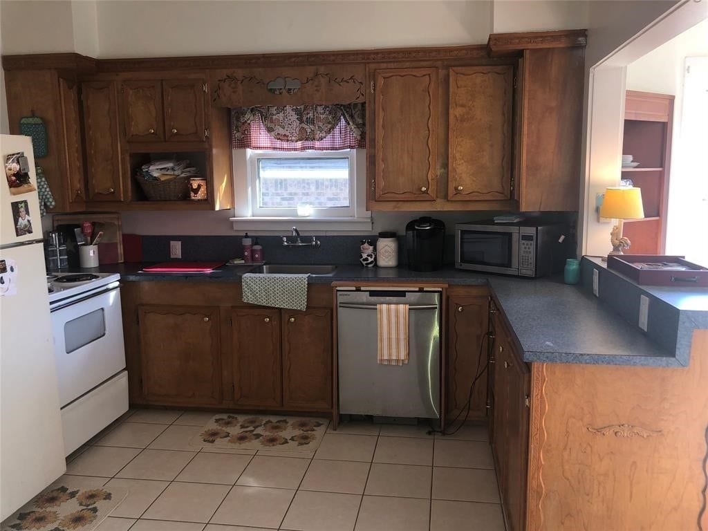 316 S Nugent Street, La Porte, TX 77571 Plenty of room for gathering with friends and family