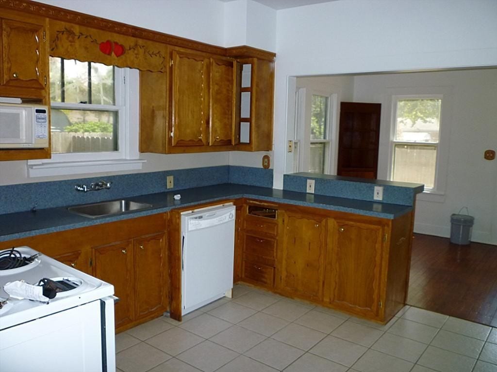 316 S Nugent Street, La Porte, TX 77571 Large kitchen with plenty of counter space