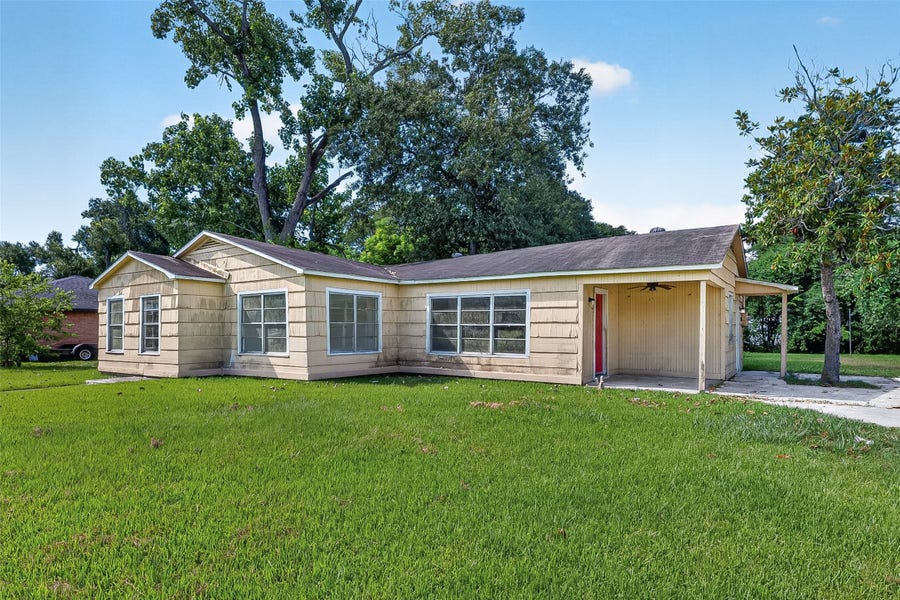 Property photo for 2101 E Fayle Street, Baytown, TX