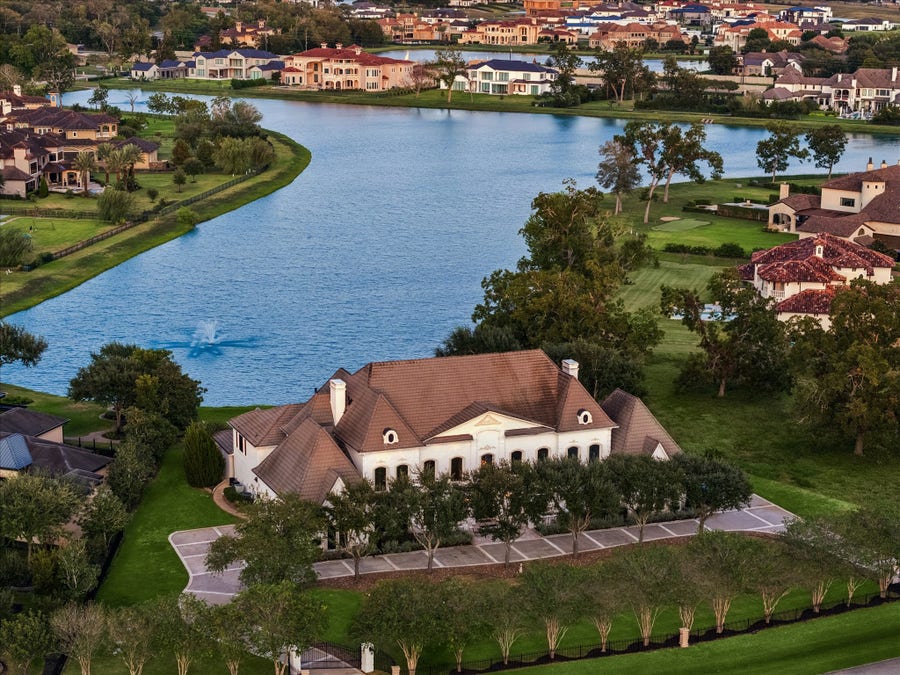 Property photo for 18 Sovereign Circle, Richmond, TX