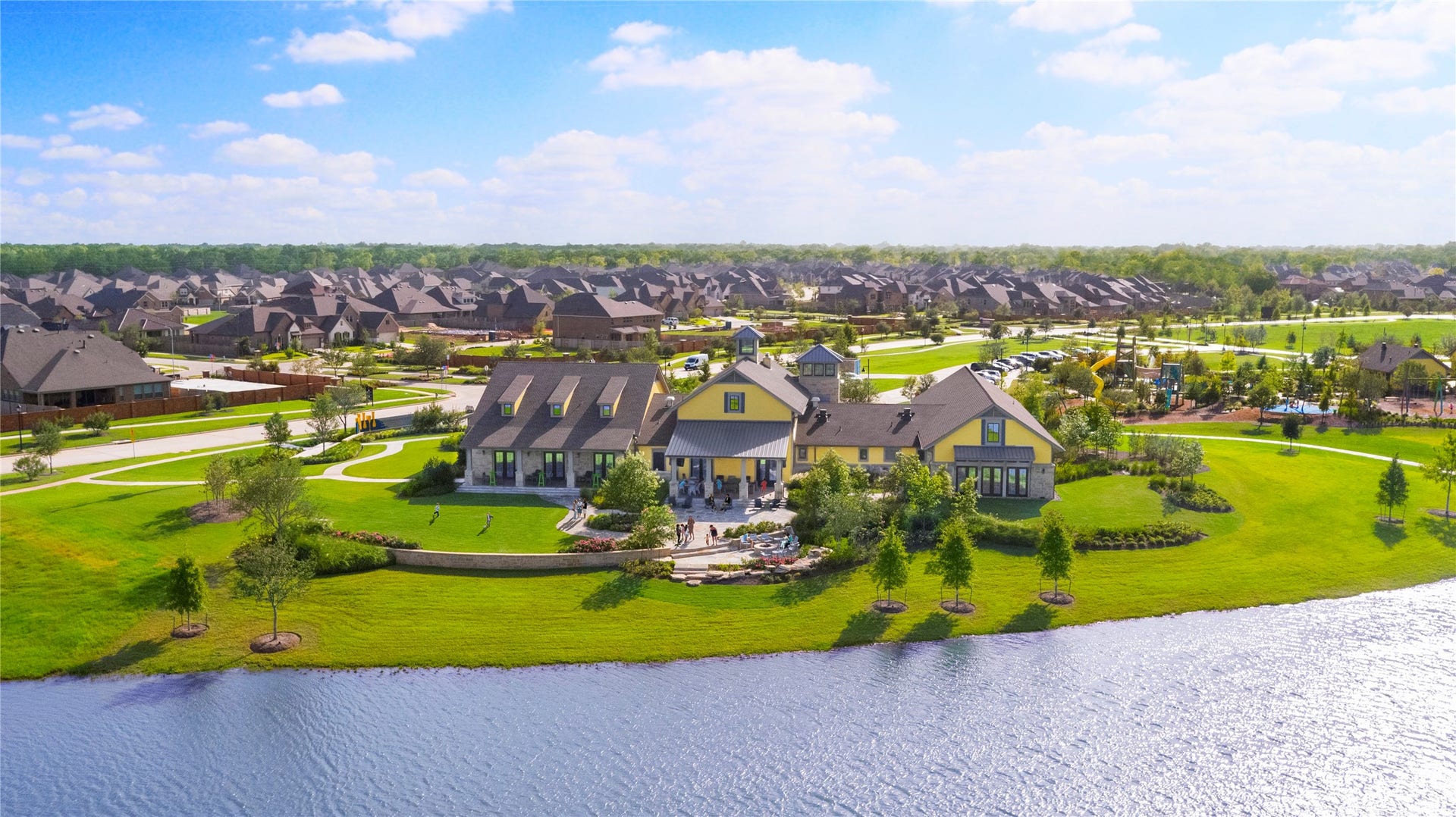 11054 Valley Fort Drive, Missouri City, TX 77459 Sienna has miles of walking trails, over 100 acres of parks, resort-style waterparks, a dog park, Sienna Stables, Sienna Golf Club, Camp Sienna and so much more!