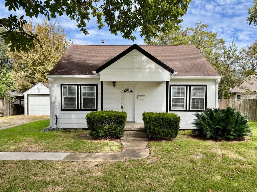 Property photo for 416 W Brazos Avenue, West Columbia, TX