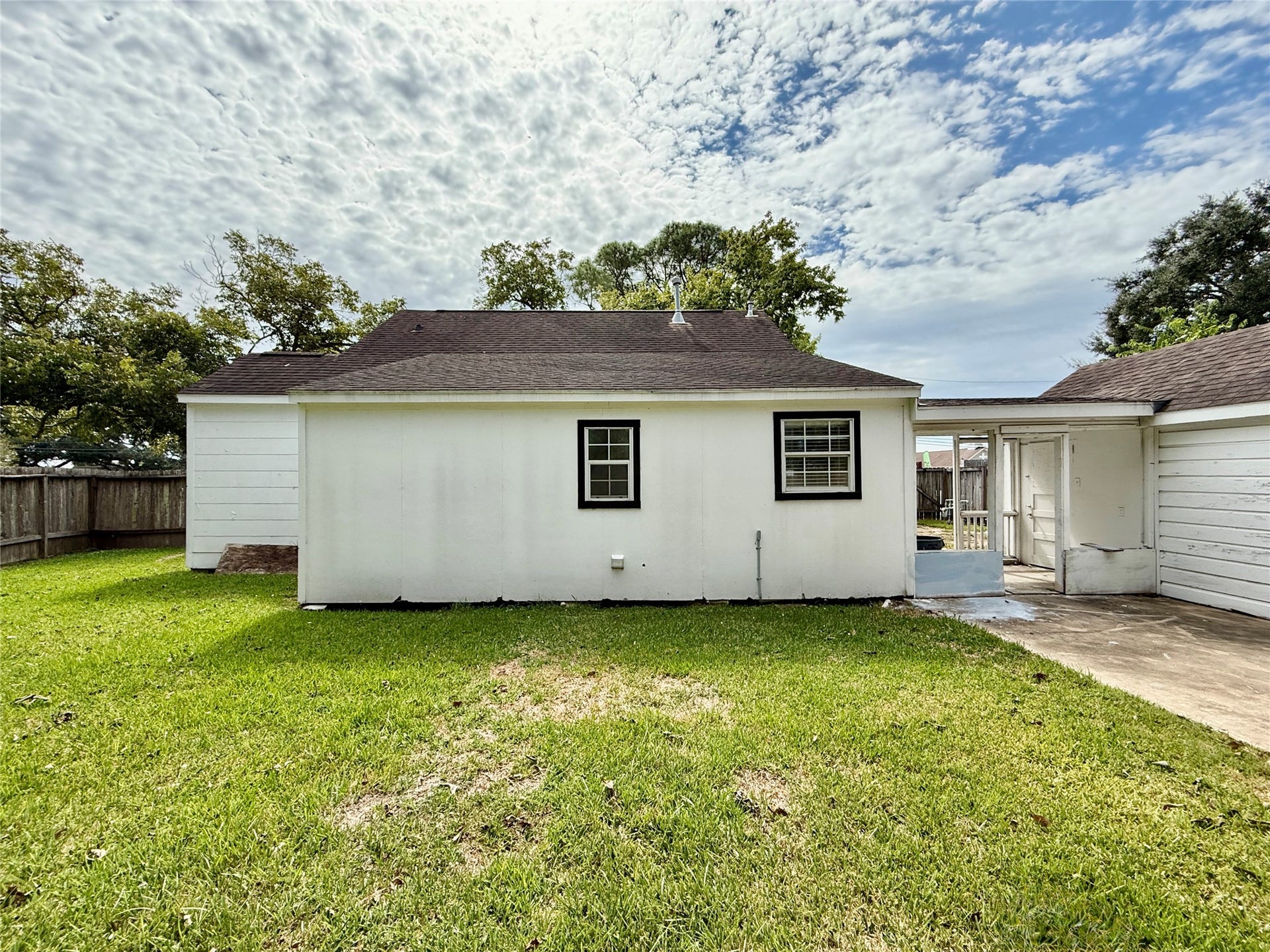 416 W Brazos Avenue, West Columbia, TX 77486 Back yard space