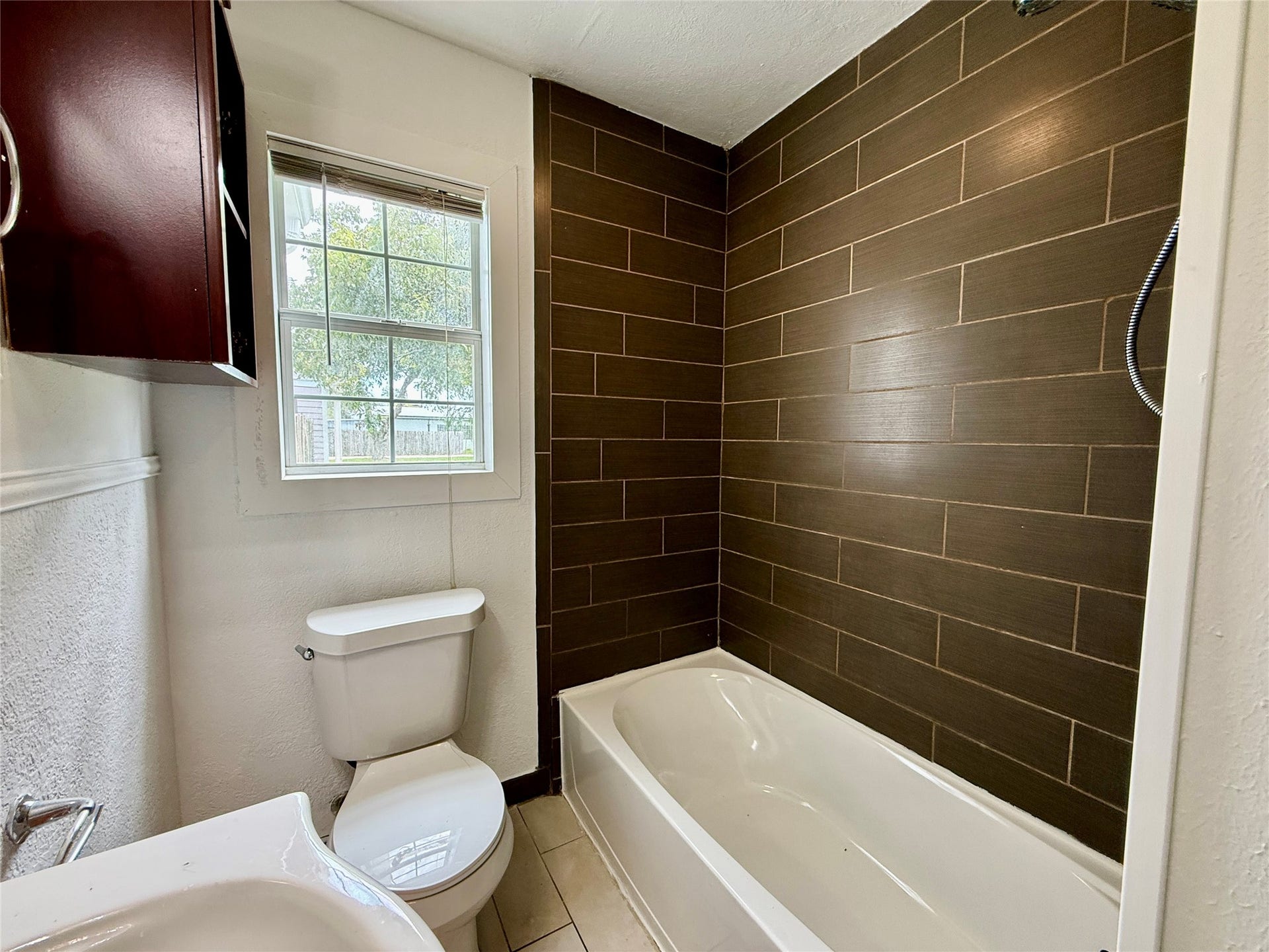416 W Brazos Avenue, West Columbia, TX 77486 Tub/shower combo