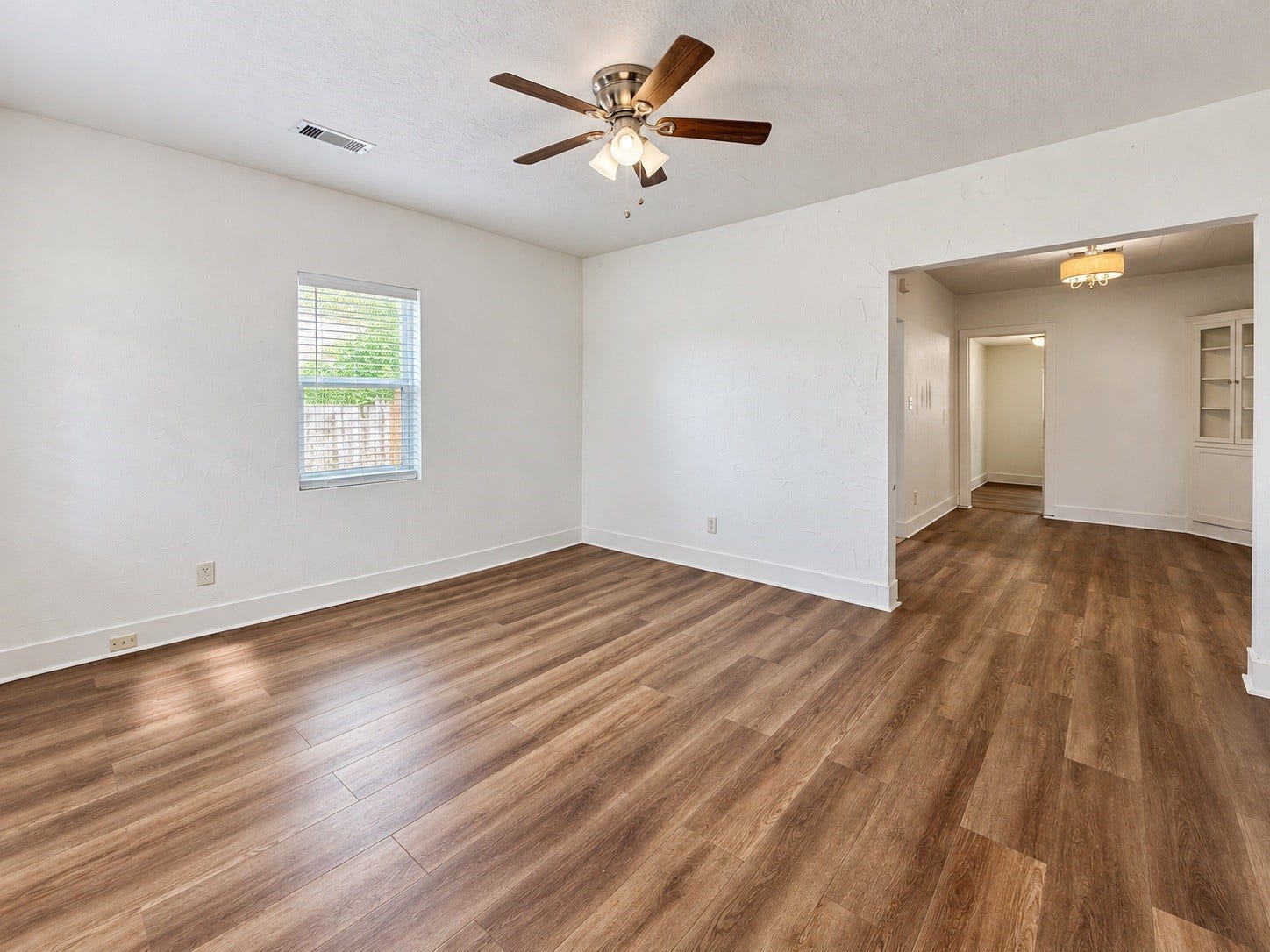 416 W Brazos Avenue, West Columbia, TX 77486 Spacious living area