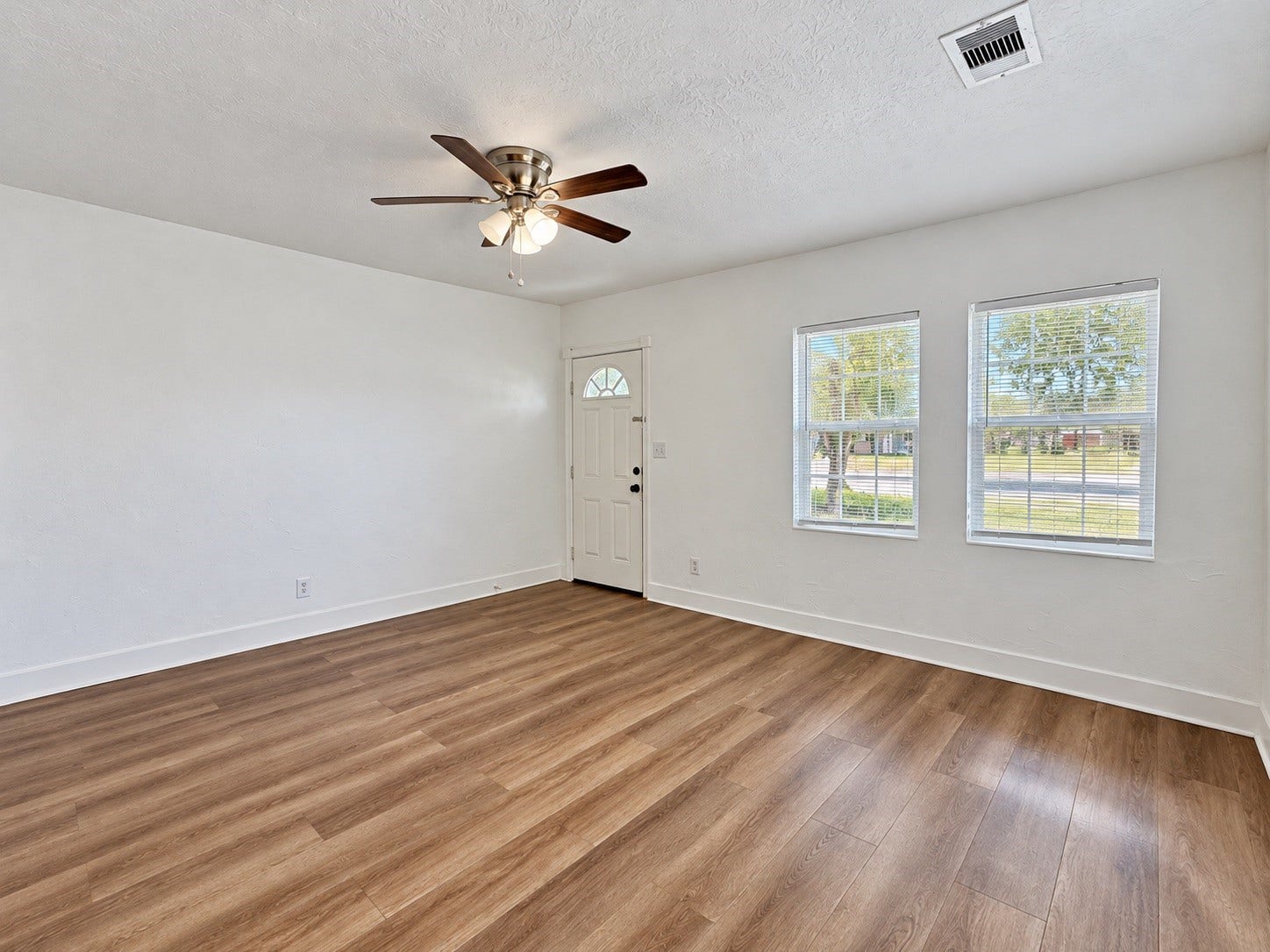 416 W Brazos Avenue, West Columbia, TX 77486 Tons of natural light