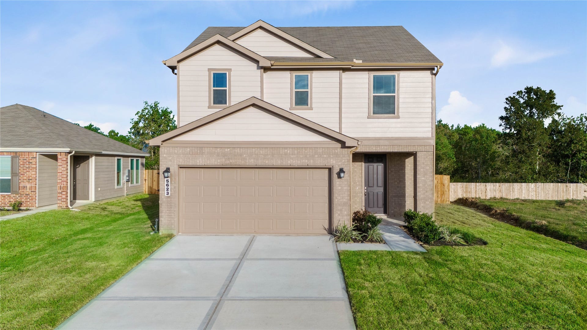 5623 Blackbird Lane, Hitchcock, TX 77563 Welcome to 5623 Blackbird Lane located in Sunset Grove and zoned to Hitchcock ISD.