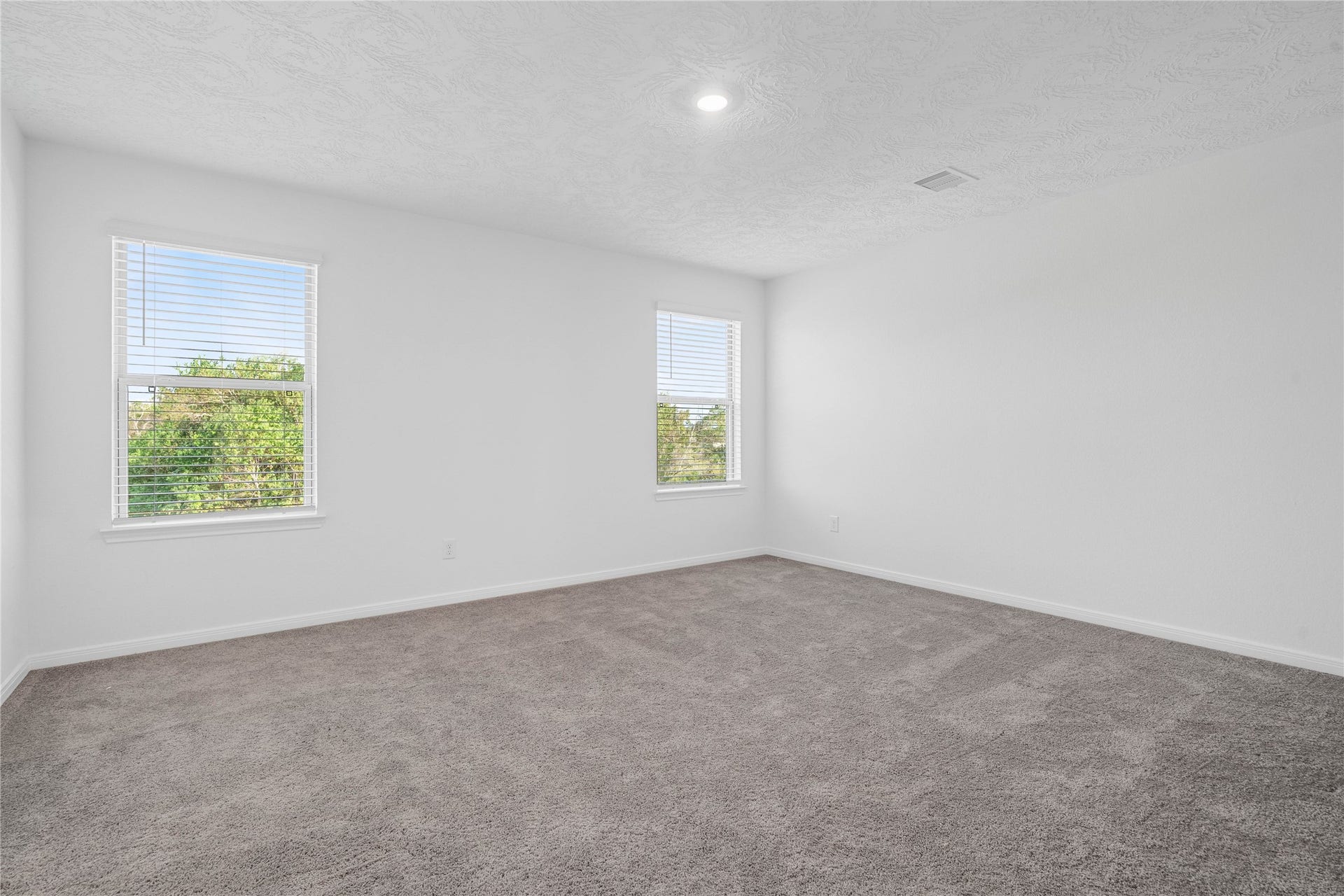 5623 Blackbird Lane, Hitchcock, TX 77563 Enjoy a comfortable primary bedroom with plush gray carpeting and bright, neutral finishes that create an inviting atmosphere. With plenty of room to arrange your furniture and make it your own, this space is ready to feel like home.