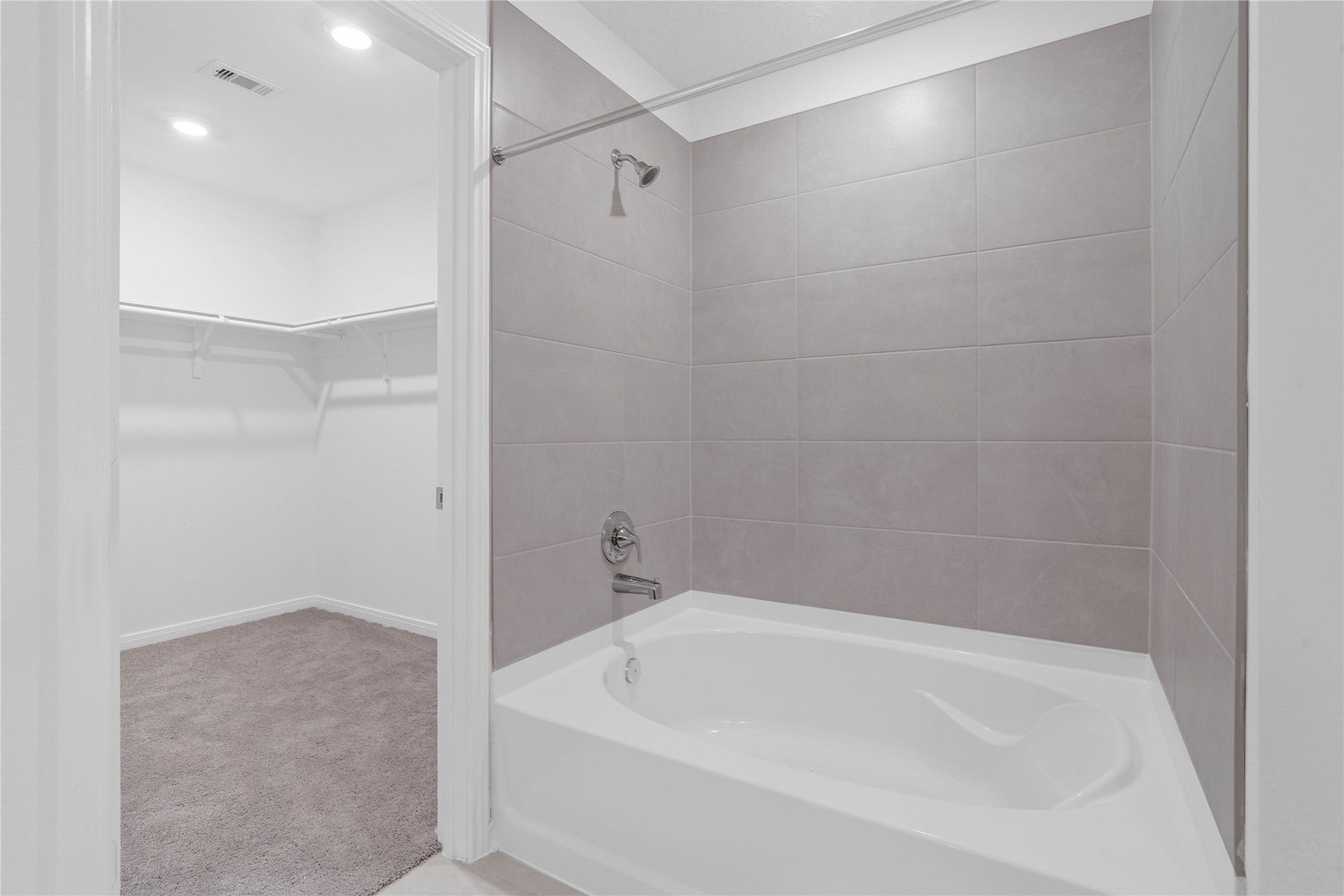 5623 Blackbird Lane, Hitchcock, TX 77563 Designed with everyday comfort in mind, the primary bath includes a dual sink vanity and a tub and shower combination with elegant light tile. The understated finishes create a bright, practical space to start and end your day.