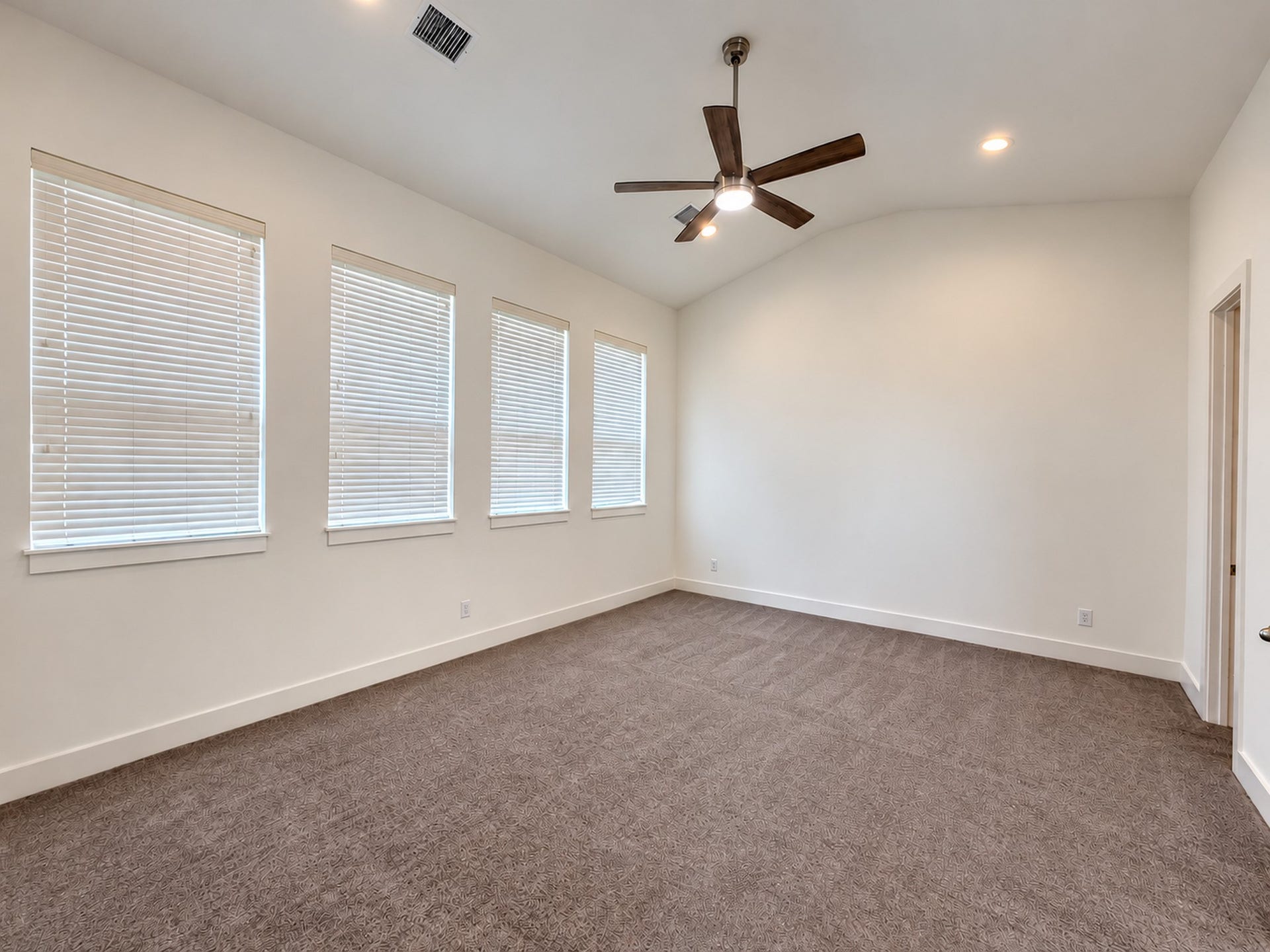 2906 Cline Street, Houston, TX 77020 Third-floor bedroom with high ceilings, abundant windows, and soft carpeting.
