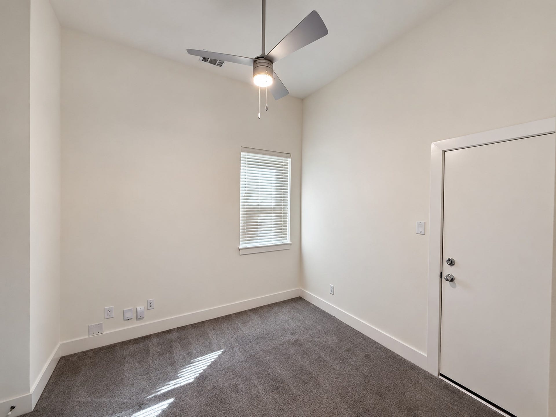 2906 Cline Street, Houston, TX 77020 Private downstairs bedroom suite with its own exterior entrance for added convenience.