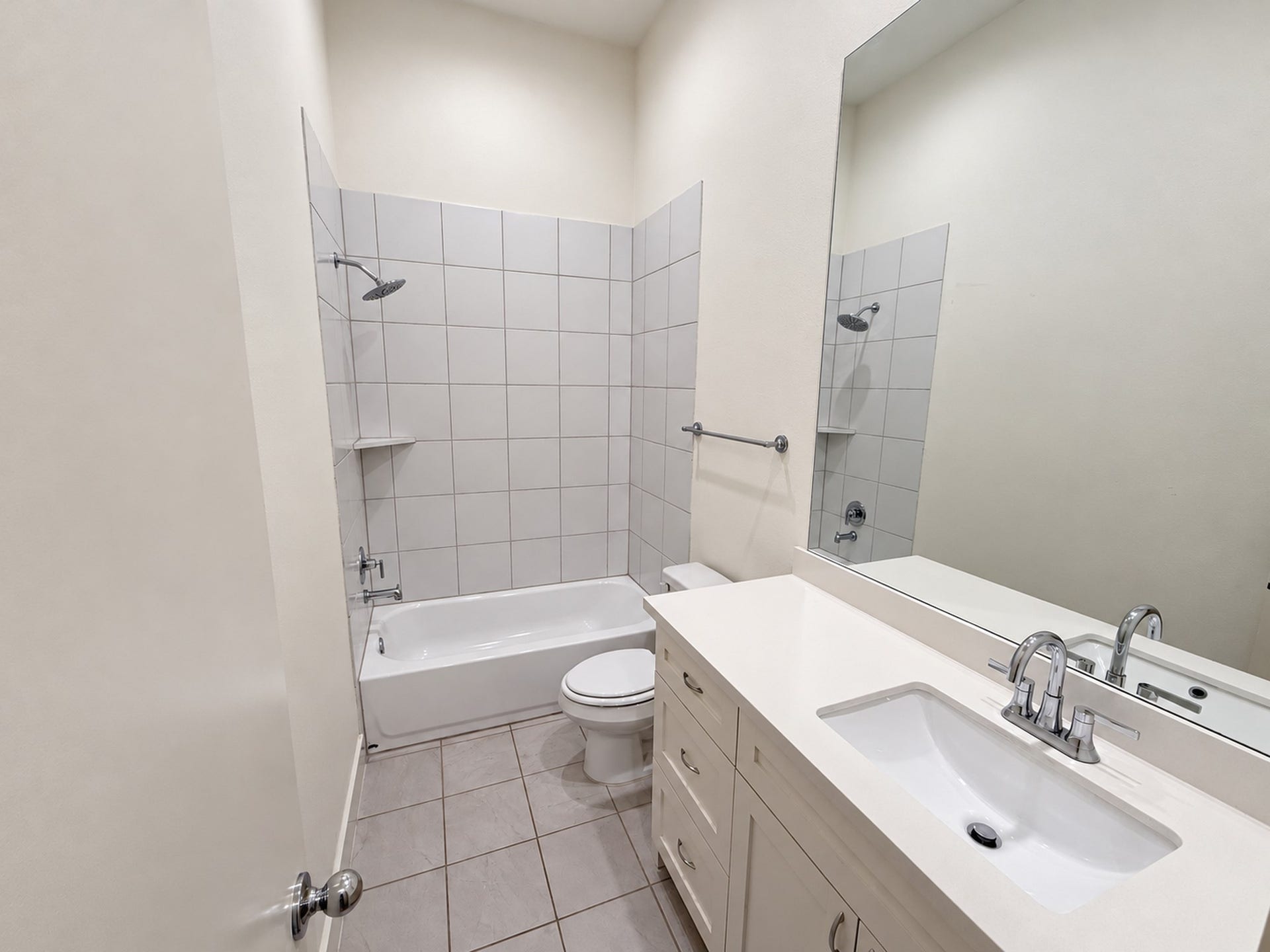 2906 Cline Street, Houston, TX 77020 Downstairs bathroom featuring a spacious vanity and a tiled tub and shower combination.