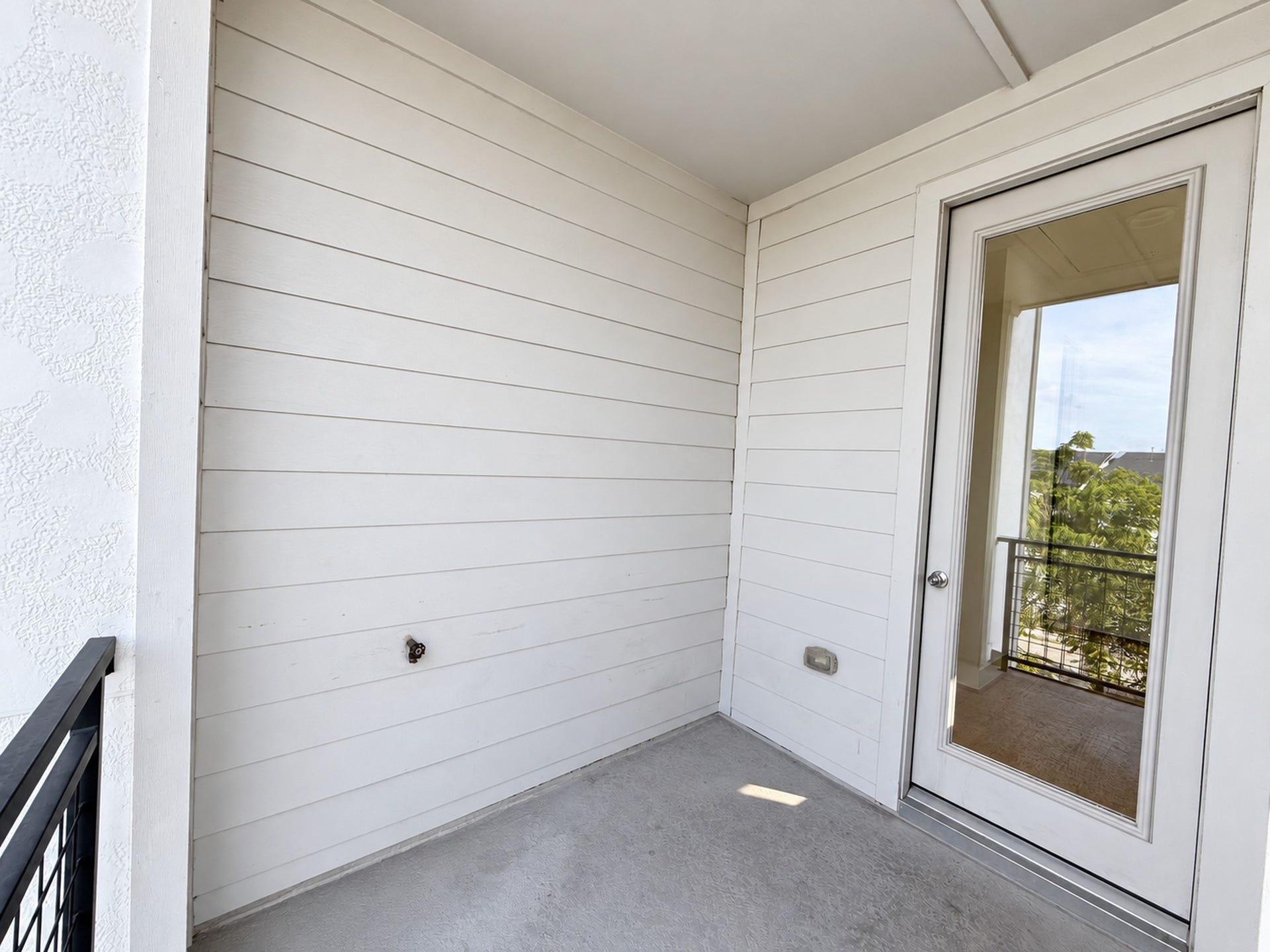 2906 Cline Street, Houston, TX 77020 Enjoy downtown Houston views from your private third-floor patio.