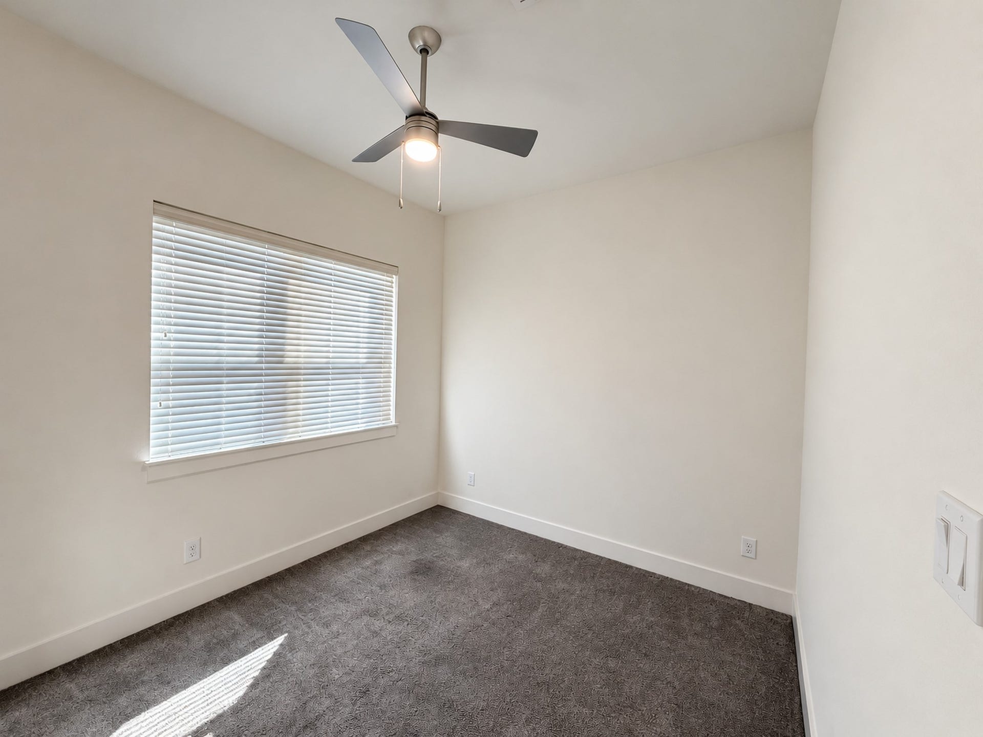 2906 Cline Street, Houston, TX 77020 Inviting second-floor bedroom with soft carpeting, natural light, and a ceiling fan.